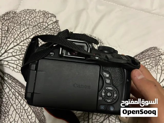 كاميرا Canon EOS 750D ومركب عليها عدسة Canon EF-S 18-55mm IS STM