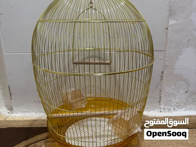 قفص الطيور الذهبي  حجم فوق المتوسط جديد عودين خشب طبق ماء وطبق اكل حالة جديد لم يستعمل
