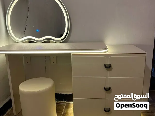 ميز تواليت اناره قياس 100 سم والكومدي 60 سم متحرك يتكبر  بسعر 200 الف   نسبه 5