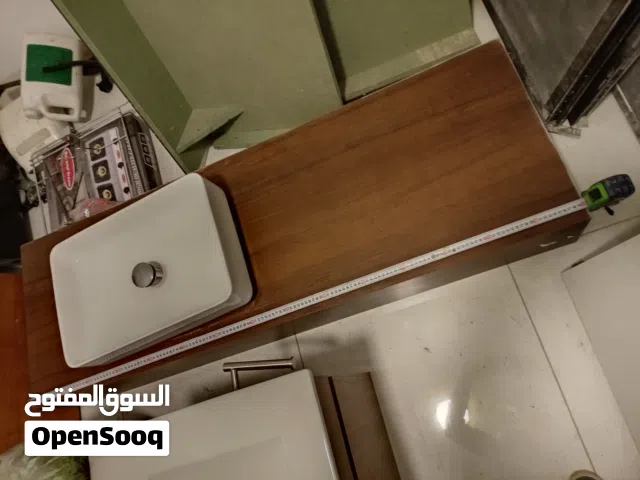 وحدتين مغاسل حمام مع رف خشب سفلي