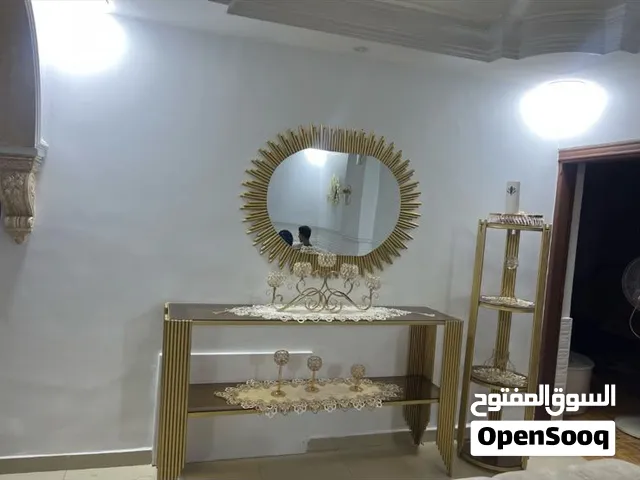 دينسوار مع مرايا وطاوله وسط وبترينا