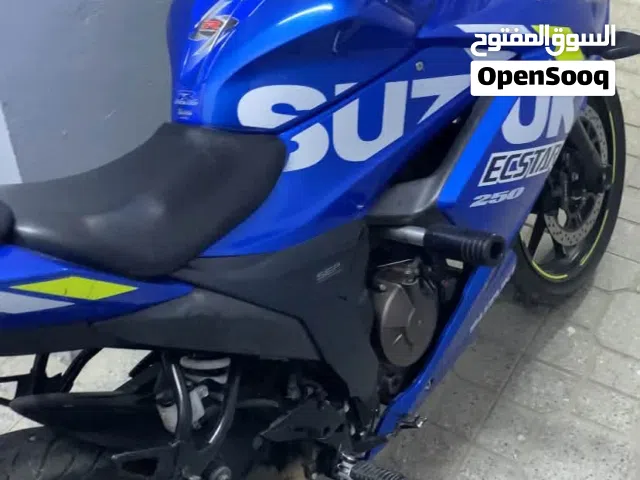 سوزوكي جيكسر رياضية  موديل 2020 مع محرك 250 توبب نظافه كانك ماخذها من الشركه بنص سعرها توبب نظافه