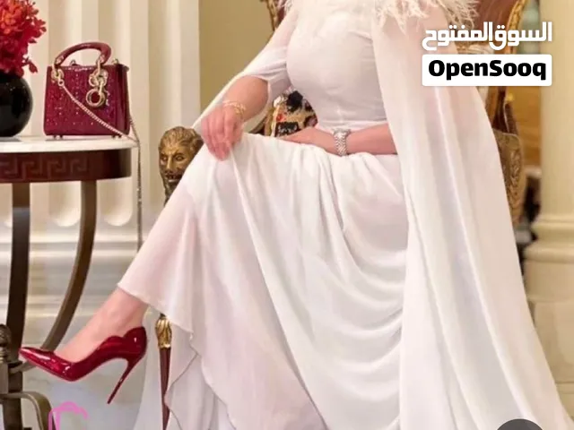 فستان سهرة للبيع  أبيض بكاب وريش