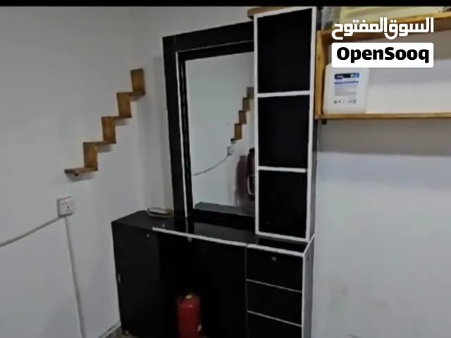 محل حلاقة للبيع الكراسي والكشنات