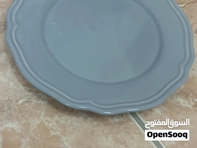صحون طعام وفناجين