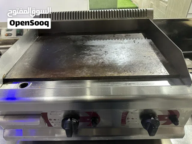 عدة مطاعم.