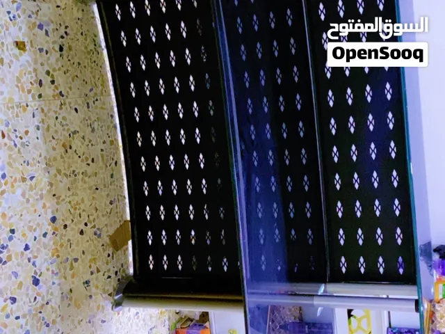 طاولة مكتب للبيع قزاز لون أسود لميع فخمة ومرتبه شبه جديدة
