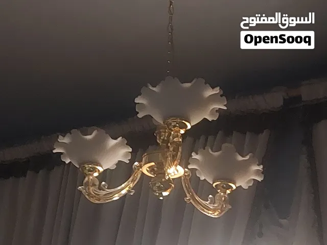 الوصف: نجفة 3 أذرع ذهبينحاسي أنيقة الكاسات زجاج أبيض مموج بلمسة كلاسيكية