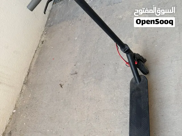 سكوتر مستعمل نضيف مابي شي بس كارتونه ما هيه وشاحنه مكسوره بس السكوتر نضيف مابي اي شي