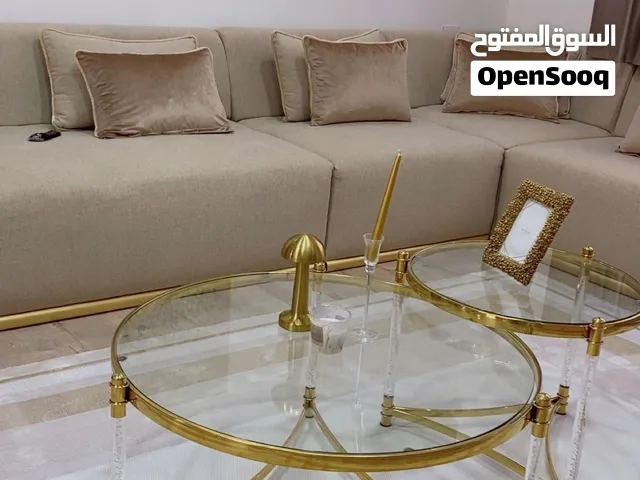 طاولة ضيافة قطعتين باللون الذهبي استعمال بسييط جدا تعتبر جديدة سبب البيع تغيير فقط