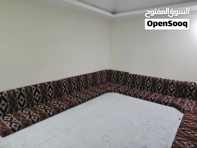 جلسة ارضية كبيرة لا يوجد مراكي فقط