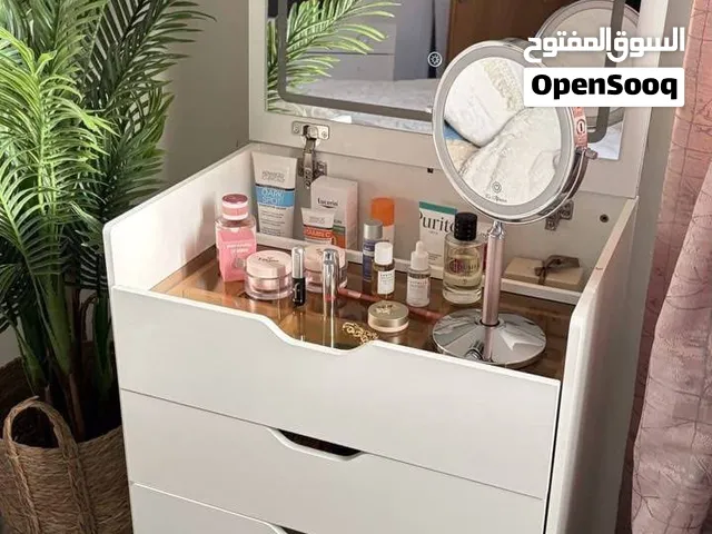 منظّم مكياج أنيق مع مرآة – كل جمالك بمكان واحد!   رتّبي مكياجك وإكسسواراتك بكل أناقة مع صندوق