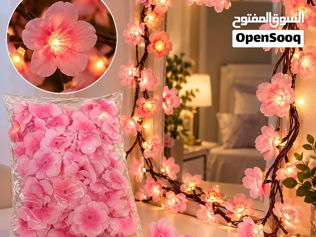 نشرة ورد ضوئية تصميم أنيق بالزهور الوردية الصناعية. مزودة بإضاءات LED صغيرة موزعة على الأغصان.