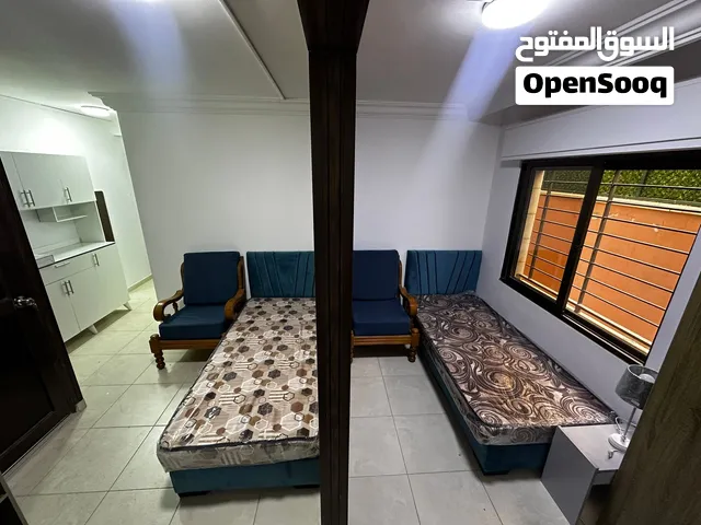 ستوديو لشخصين بعمارة عائلات خلدا العوجانية قريب من مسجد الهمشري يشترط موظف جامعي بدخل ثابت