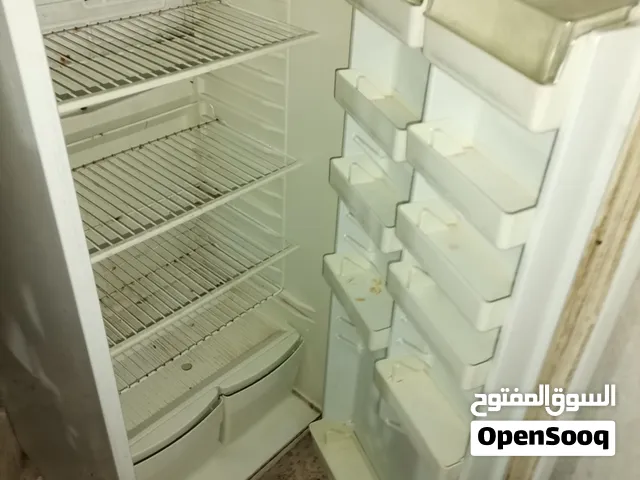 ثلاجة قديمة صناعة أردنية شغالة 100٪ للبيع بسعر رخيص
