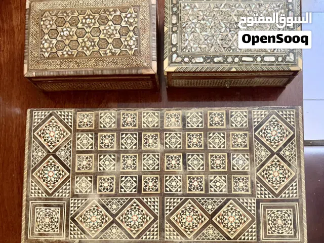 صناديق وموزاييك دمشقي قديم مع طاولة زهر شامية