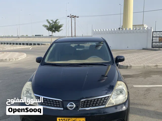 نيسان تيدا 2007 هاتشباك أسود مع أمان كامل وداخل بيج