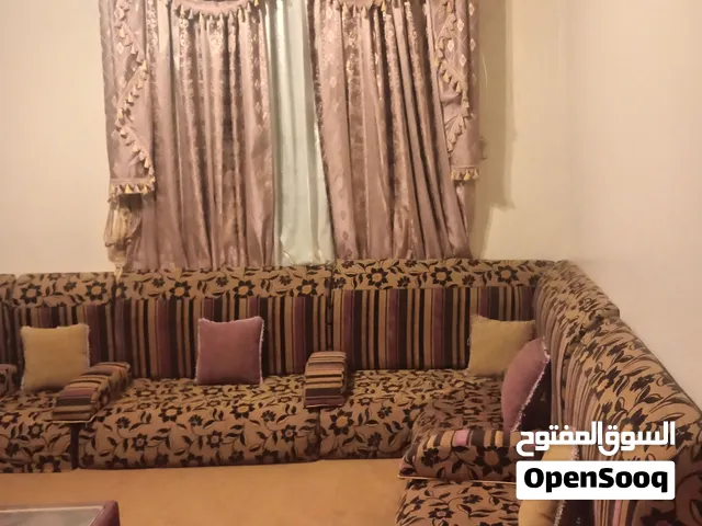 جلسة للبيع ونظيفة
