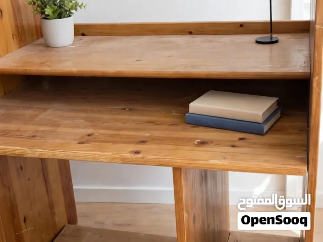 طاولة مكتب خشبية مخصصة للكمبيوتر - تصميم عملي