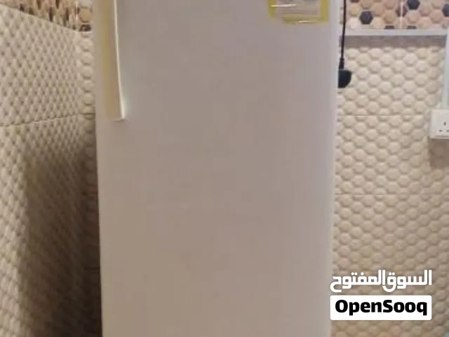 ثلاجة وطقم جلوس