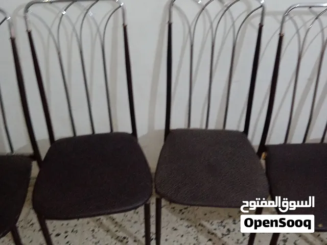 كرسي مع المفارش الخاص به