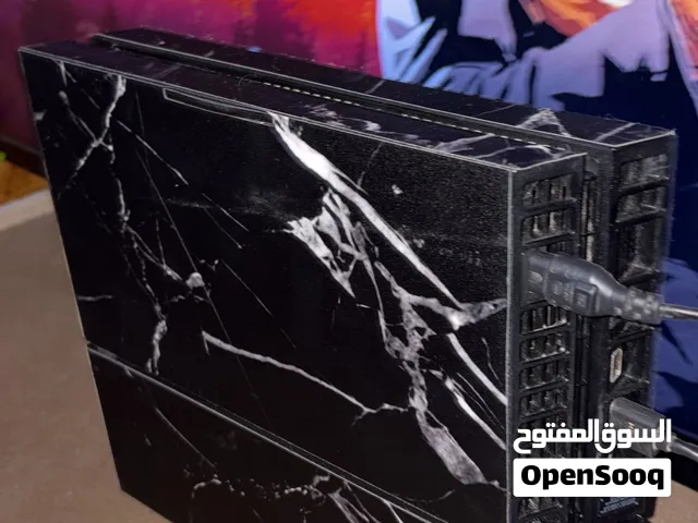 بلاستيشن 4 مع ملحقاتها والشاشه