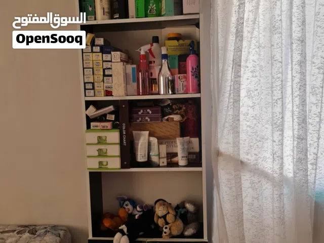 السلام عليكم مكتبه للبيع او معرض او رف مياخذ مكان يصير حتى جزامه