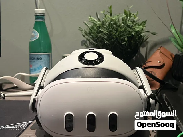 ميتا كويست 3 نضيف معى كرتونته ومعى هيد (قابل للتفاوض) ستريب (s3pro) كل شيء اخر يخصه في الوصف