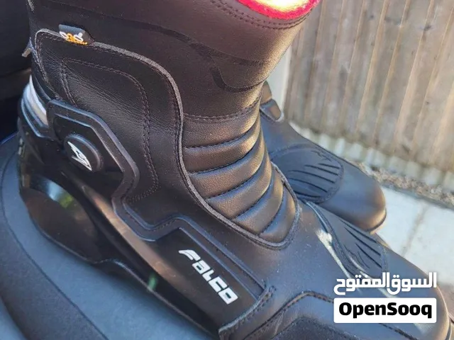 حذاء دراجة نارية من ماركة Falco الإيطالية.
