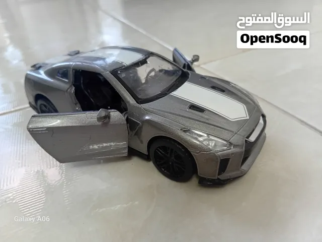 لعبة سيارة مصنوعة من معدن يمكنك وضعها على مكتب او ما شابه ومتوفر لدينا المزيد من القطع والأشكال