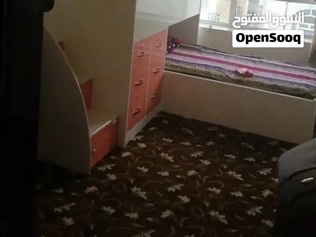 سريرين اطفال شبه الجديد وقوي جداً