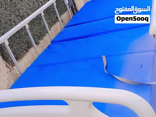 تخت مستشفى للبيع مستعمل