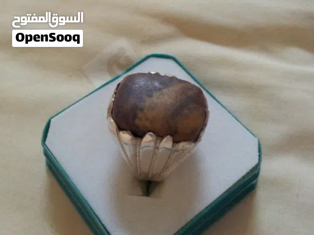 خاتم نادر بحجر طبيعي خام قطع يدوي .مصور واضح...