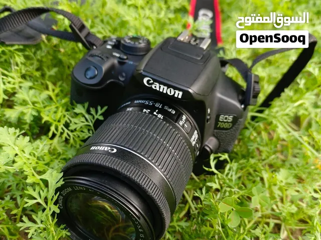 كانون 700D شاشه قلابه لمس  وياها احزام وجنطه وفلاش وتوصيله منها للتلفون و3بطاريات وكارتونه موجود