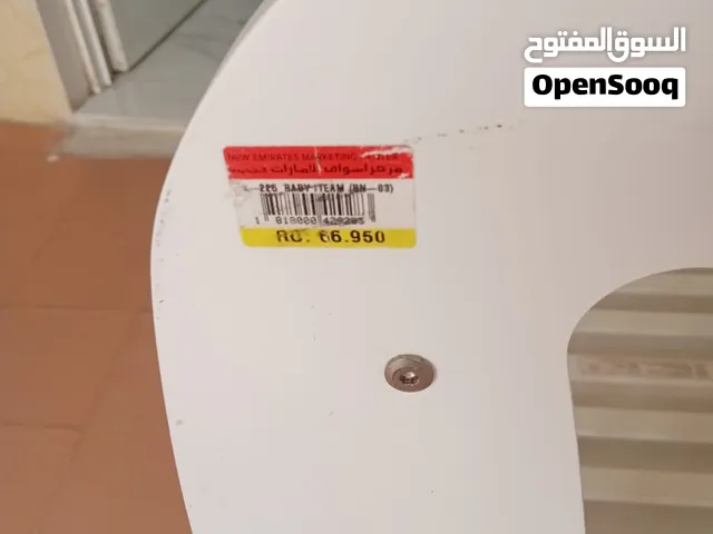 سرير أطفال خشبي بحالة ممتازة للبيع   او سقب مع تلفزيون كبير