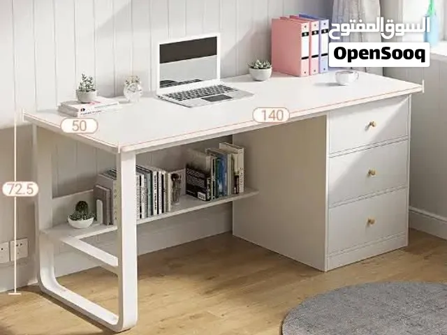 مكتب دراسة وعمل خشبي أبيض بتصميم عصري وأنيق   3 أدراج جانبية + رف تخزين سفلي بإطار معدني  عملي