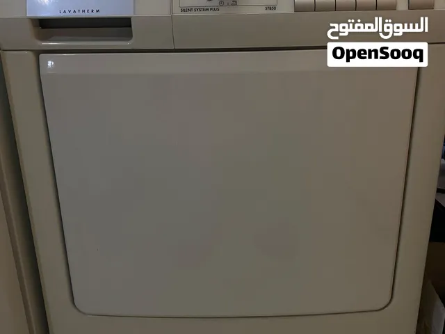 نشافة ملابس 14 نظام تشغيل AEG،،بوضع ممتاز ويوجد ميزة تصريف المياه عبر علبة وليس عن طريق المواسير