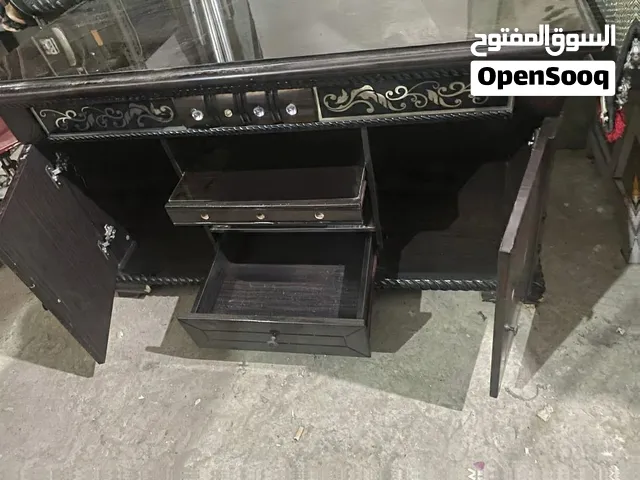 طاولة خشب غامق فخم صنعاء شارع هائل