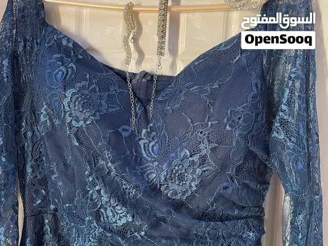 فستان دانتيل أنيق بالملحقات