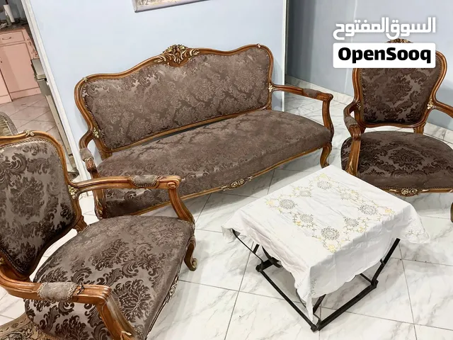 للزوم السفر ،كنبه و أربع  كورسي قطيفة  وترابيزه استعمال خفيف  .