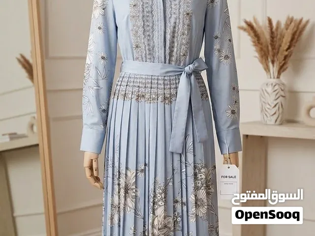 نفنوف سماوي طويل مطرز بقصة بليسيه أنيقة