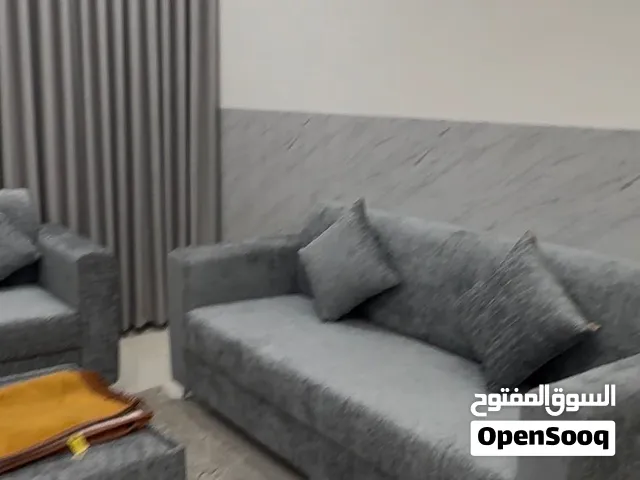 شقق نظيفة جدا في صلالة الحديدة قريب ميدان الاحتفالات للايجار الشهري شامل كهرباء وماء ونت