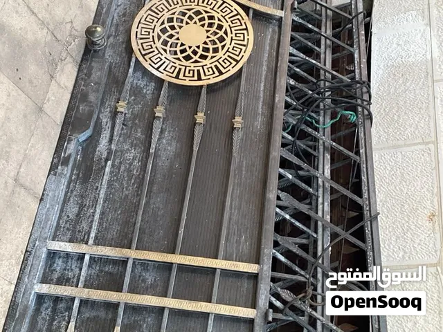 ثلاث بوابات مدخل منزل في حالة ممتازة مع دربزين حديد صب ثقيل مع زينه طبب نحاس تقريبا 30 متر في حالة ا