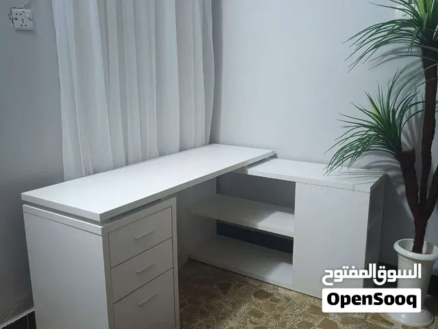 ميز مكتبي  عملاق أمريكي نوعيه ممتازه جدا يتحمل اثقل وزن  يحتوي ع جرارات ورفوف  القياس  الضلع الصغير