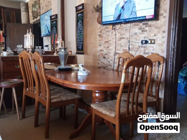 غرفه سفره مكونه من طاوله و خمس 5 كراسي و دنسوار و بوفيه بحاله جيده جدا والسعر قابل للتفاوض بشيئ بسيط