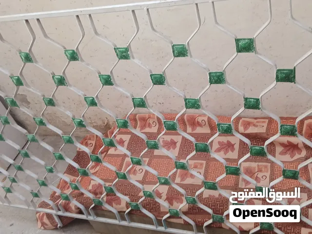 حماية حديد مربع14عرضها 290وارتفاع 98مدهونه وبحالة جيدة