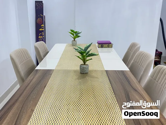 العنوان: طاولة طعام كبيرة قابلة للتوسيع مع 6  كراس