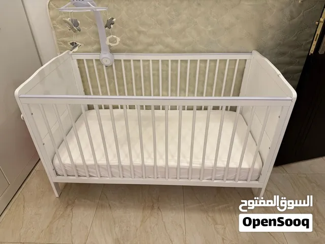 سرير اطفال مع مرتبة