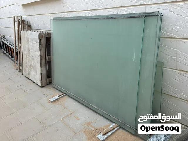 زجاج درابزين سماكة 10 mm بحالة ممتازة للبيع