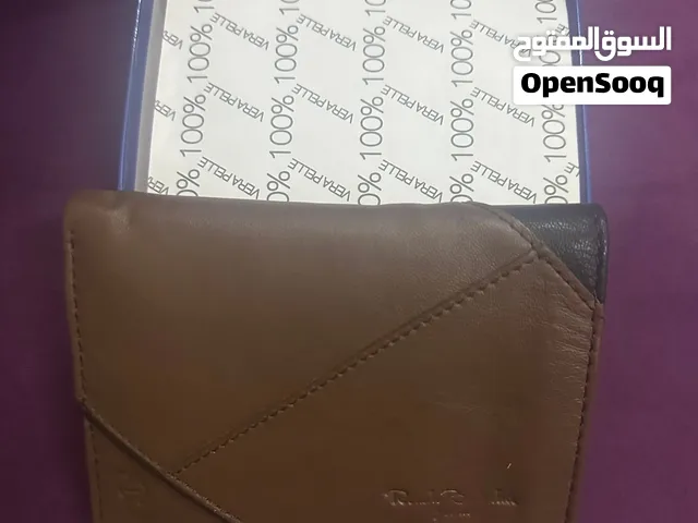 محفظة تصميم إيطالي مصنوعة من جلد